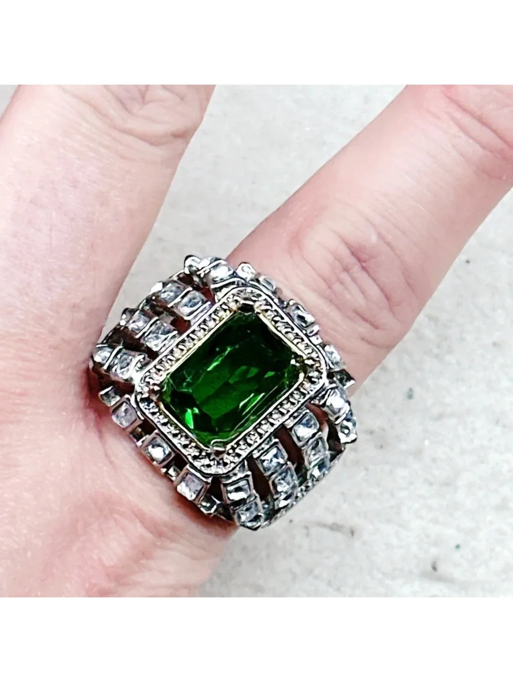 3021u. Green Cocktail Ring 12.75 Damaged